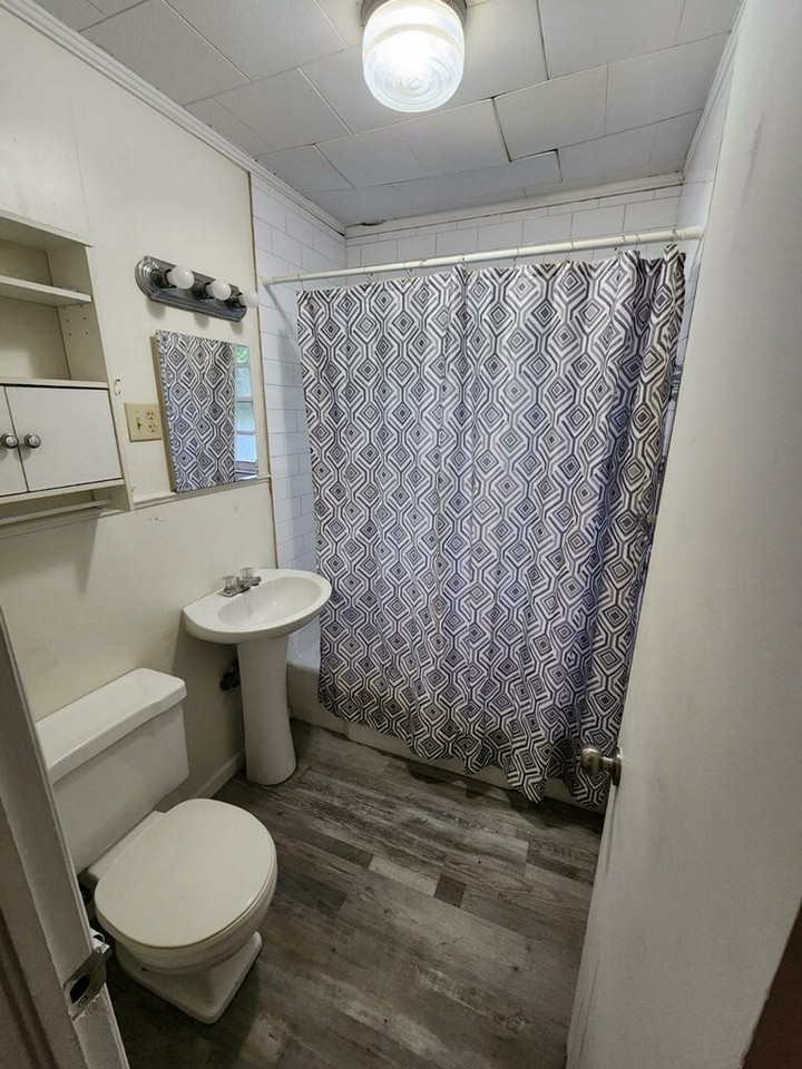 104 Greenlawn Dr - Photo 2 of 5