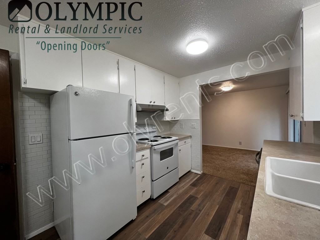 1114 Oak Ave Ne - Photo 3 of 17