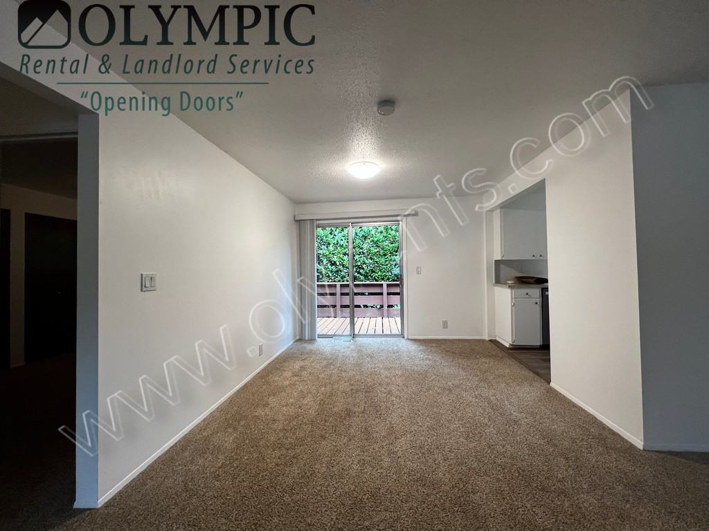 1114 Oak Ave Ne - Photo 5 of 17