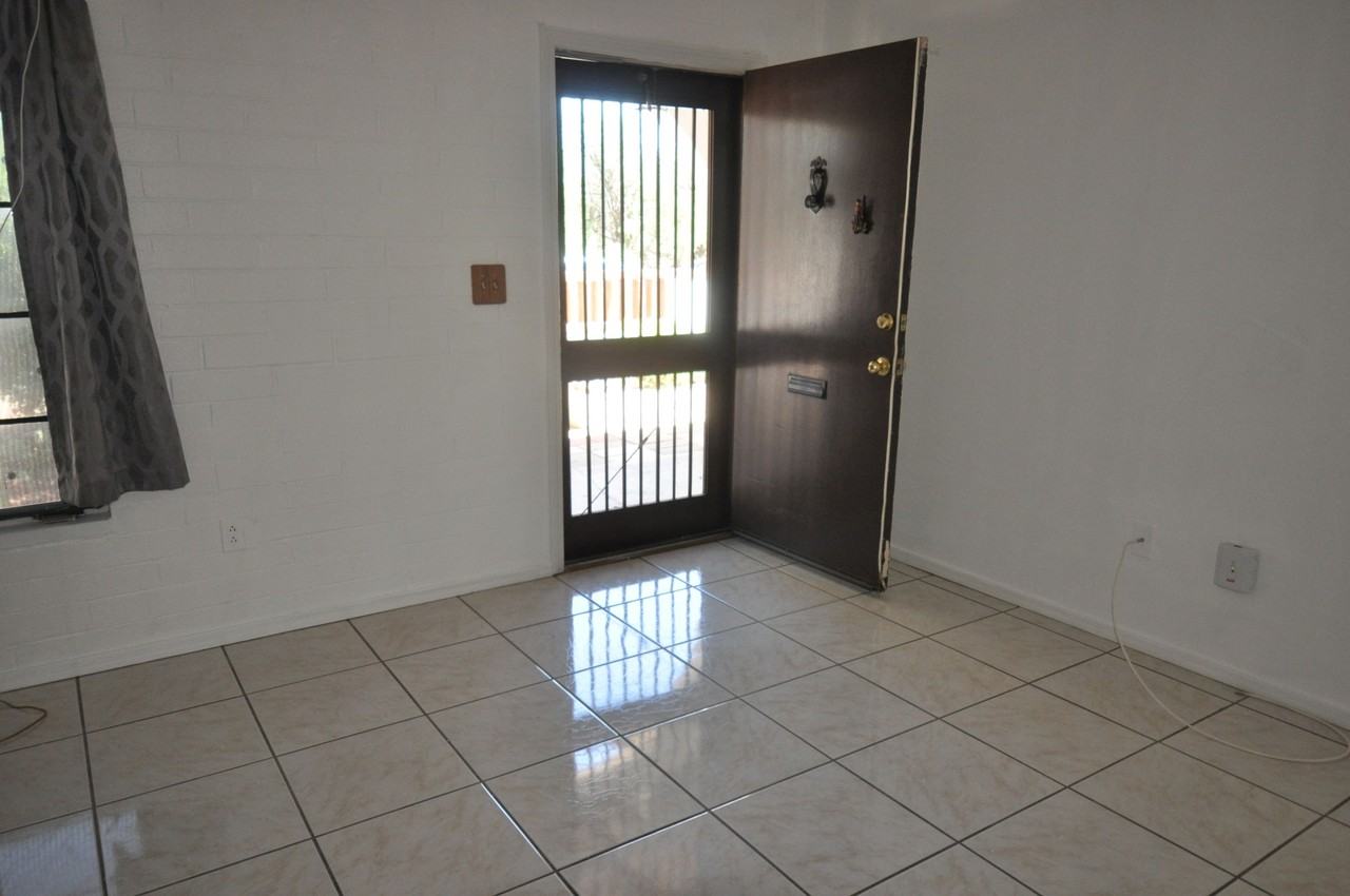 248 S Paseo Aguila #B - Photo 3 of 10