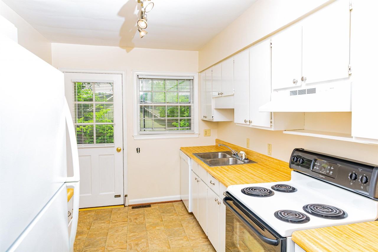 657 Montclair Dr #1 - Photo 4 of 28