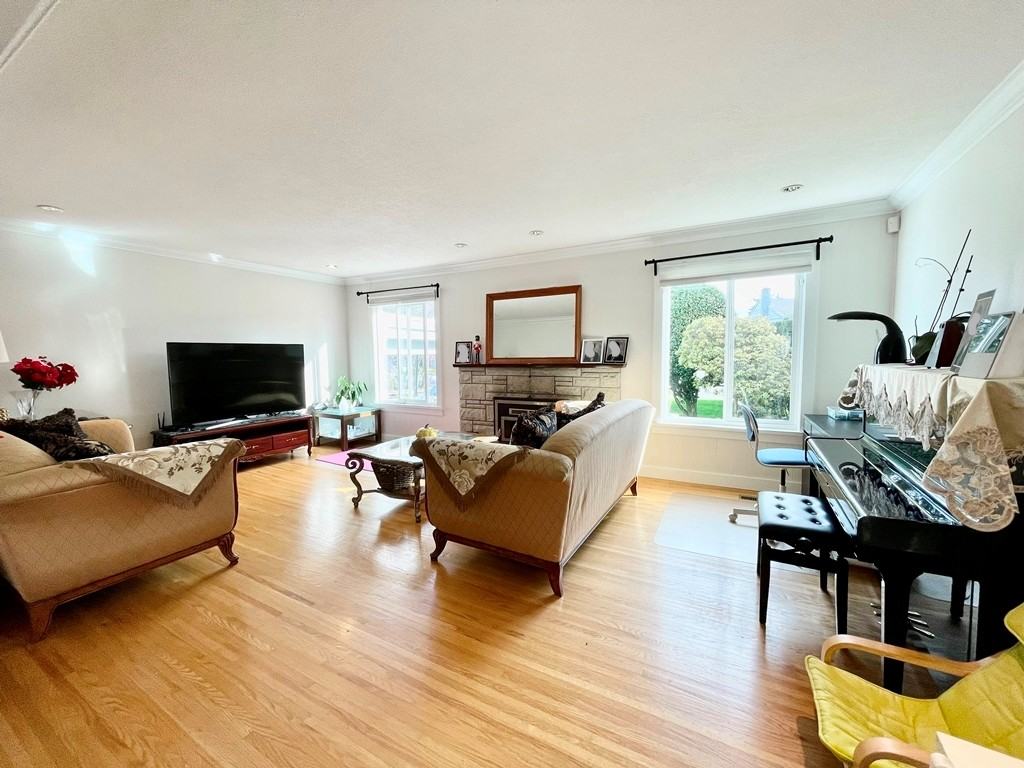 6151 Redfern Crescent - Photo 2 of 10