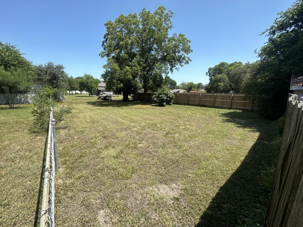 205 Henry St - Photo 2 of 24