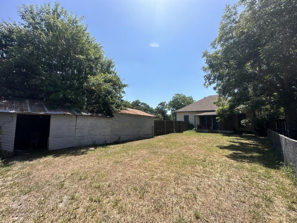 205 Henry St - Photo 3 of 24