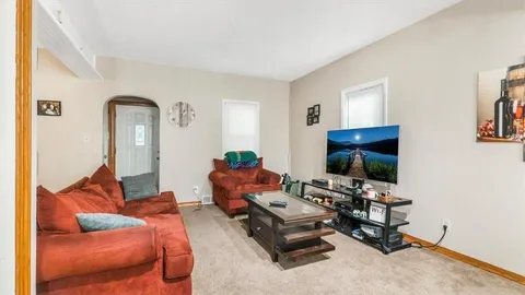 529 2nd St Se - Photo 3 of 9