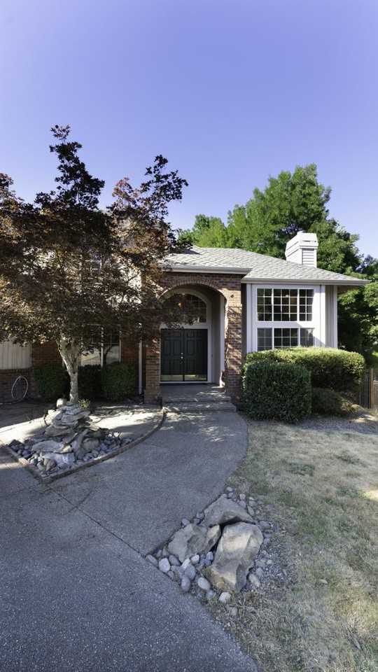 720 Nw Datewood Dr - Photo 3 of 50