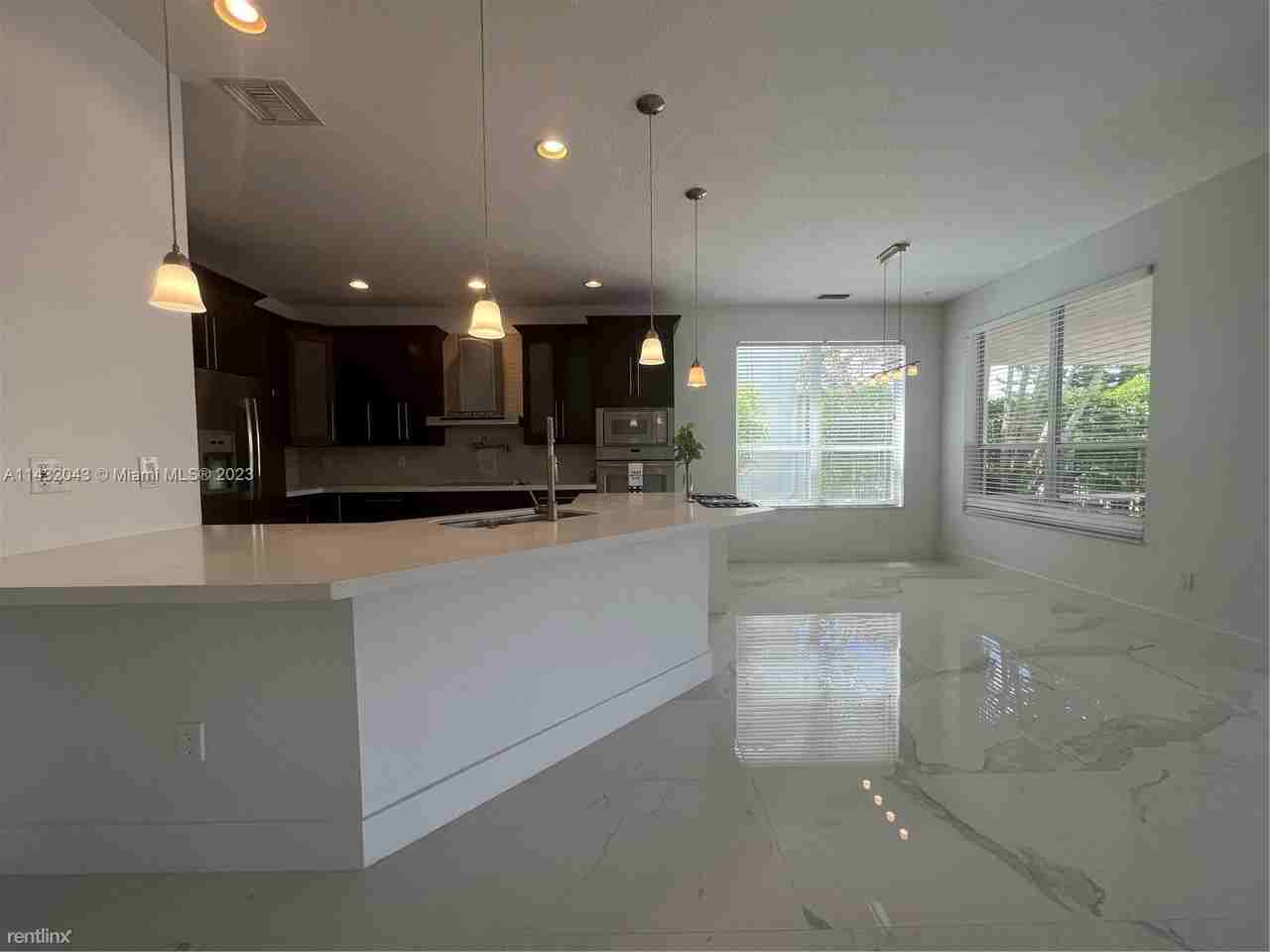 12775 Hyland Cir - Photo 2 of 15