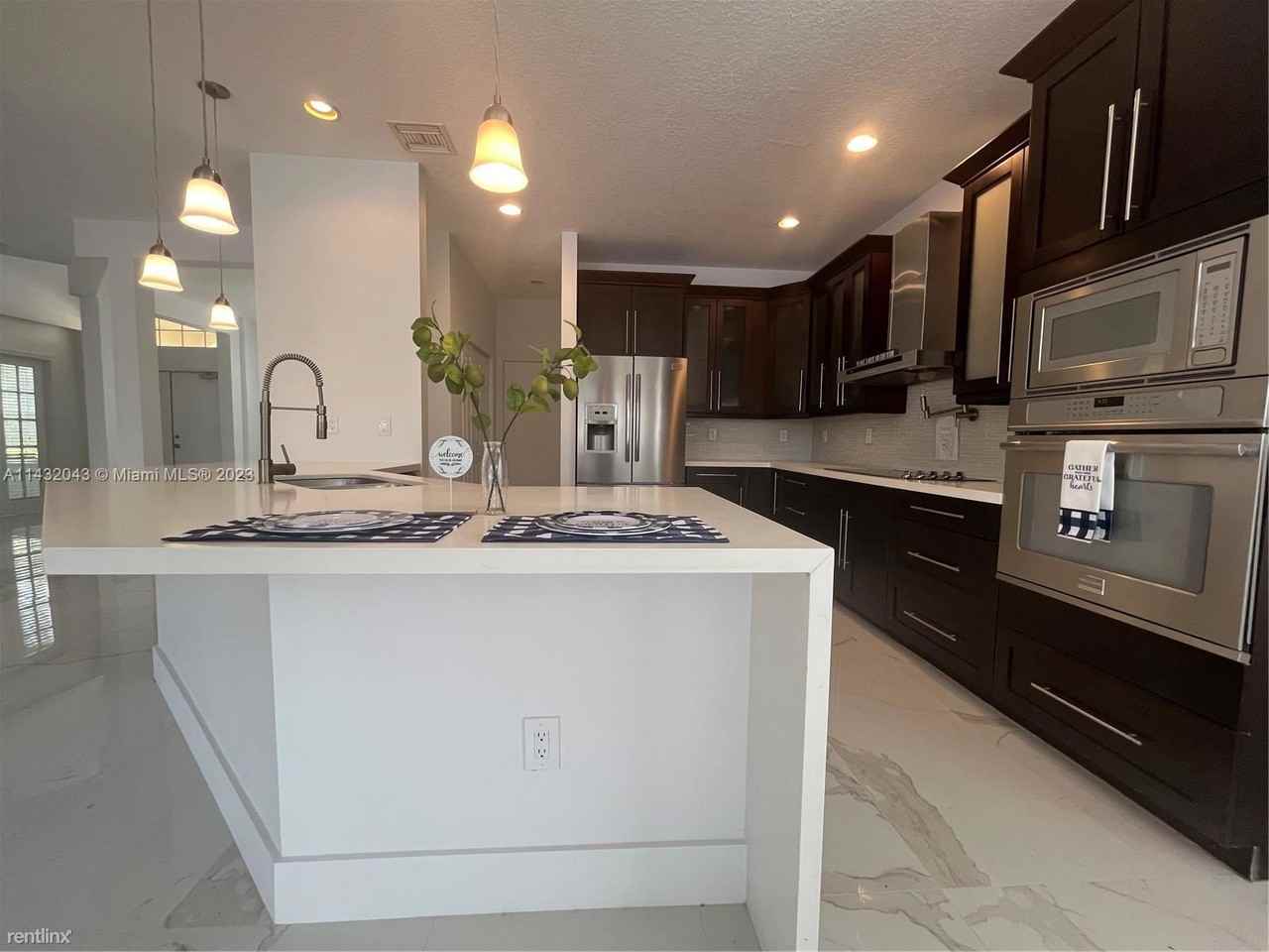 12775 Hyland Cir - Photo 3 of 15