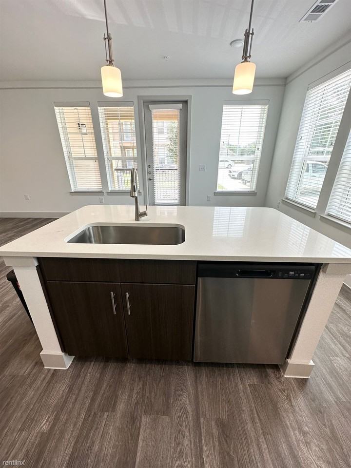 102 Main St - Photo 3 of 7