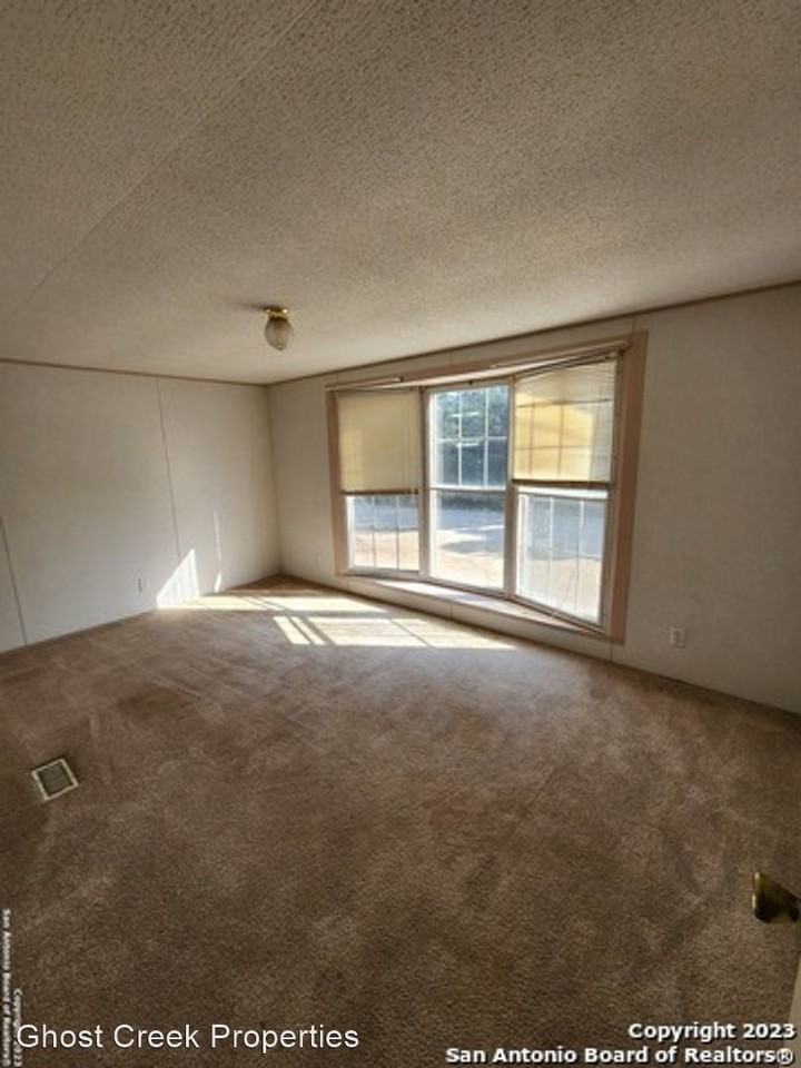 506 Paladin Dr - Photo 2 of 5