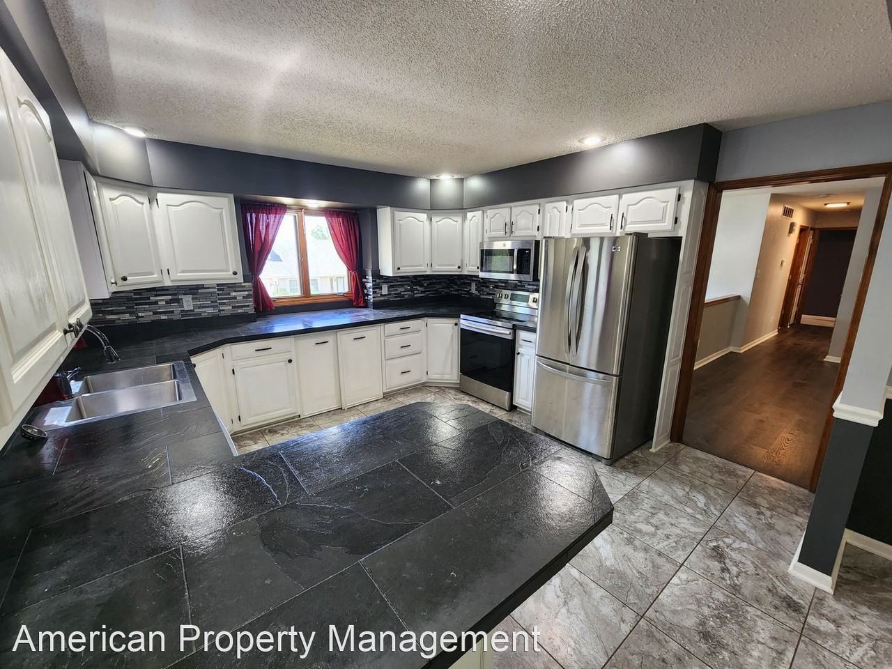 1904 Crescent Dr - Photo 2 of 13