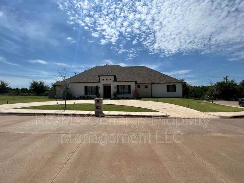 440 Saint Claire Dr - Photo 2 of 50