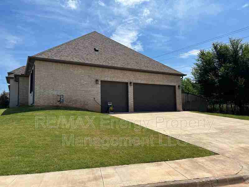 440 Saint Claire Dr - Photo 3 of 50