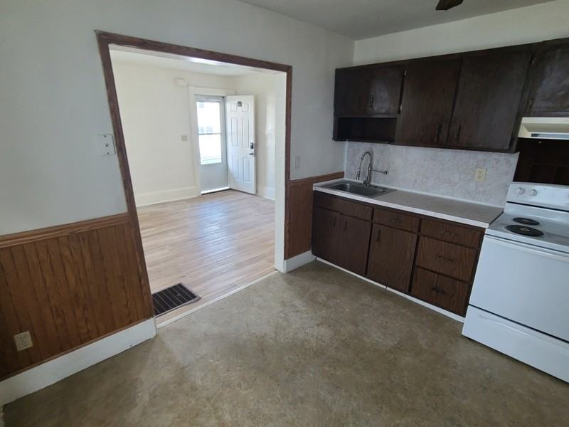 131 Pine St - Photo 3 of 9