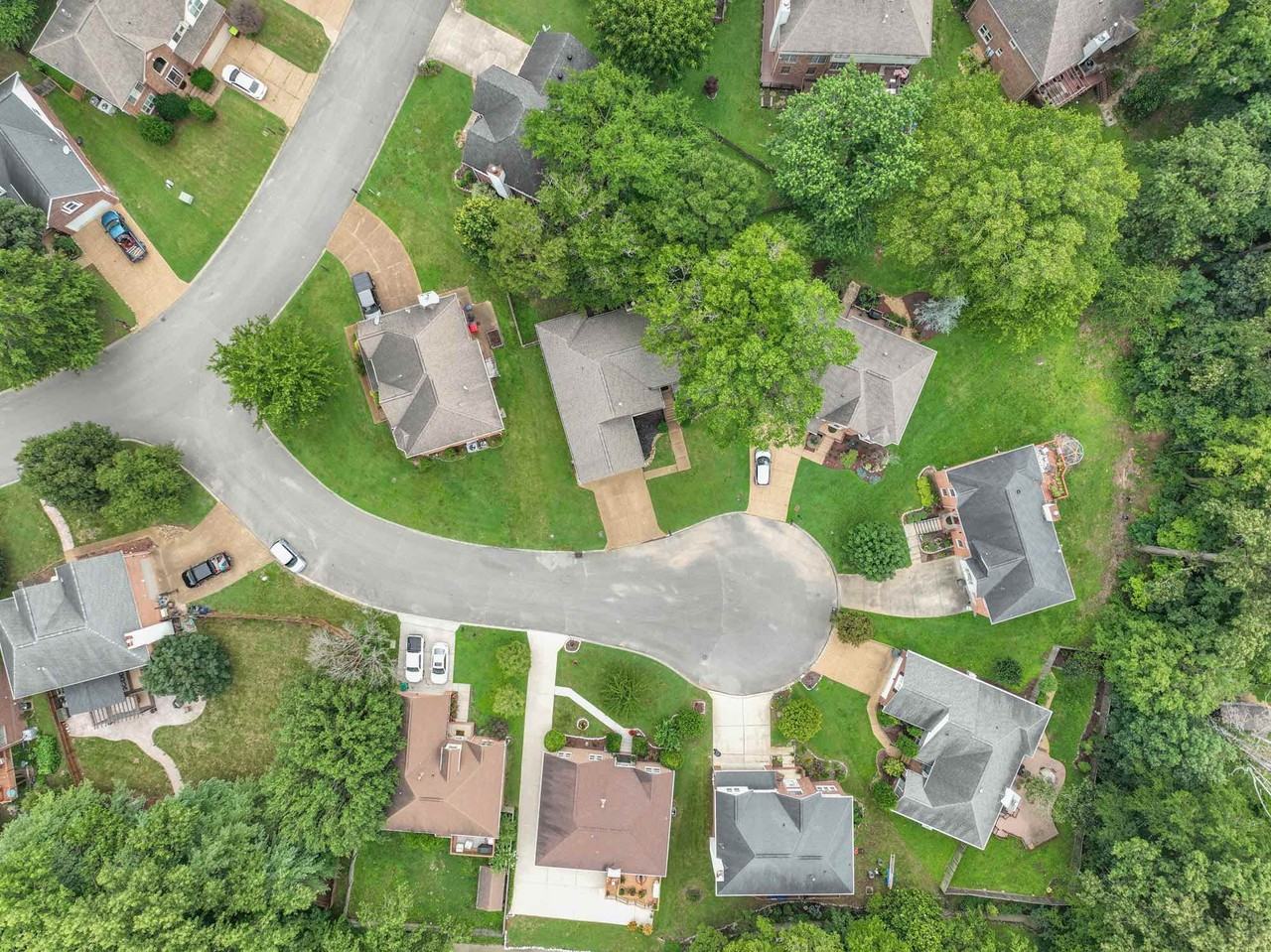 105 Windwood Cir - Photo 3 of 35