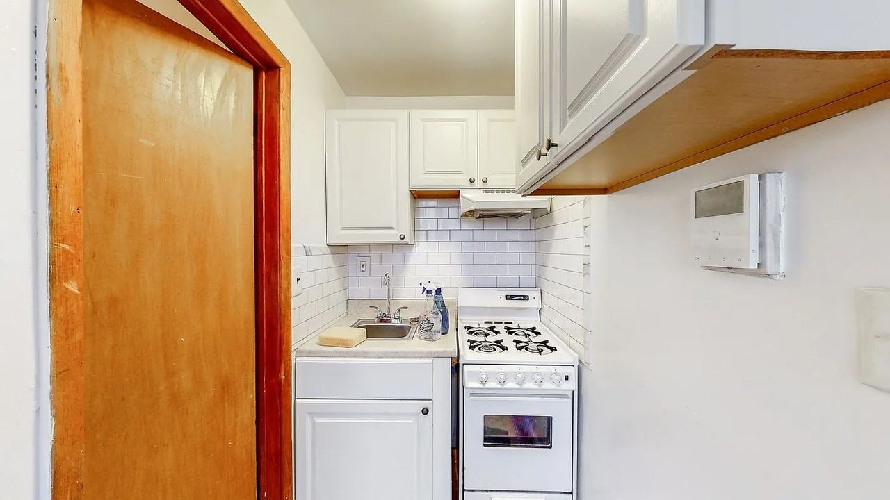 E 61st St #4A - Photo 2 of 3