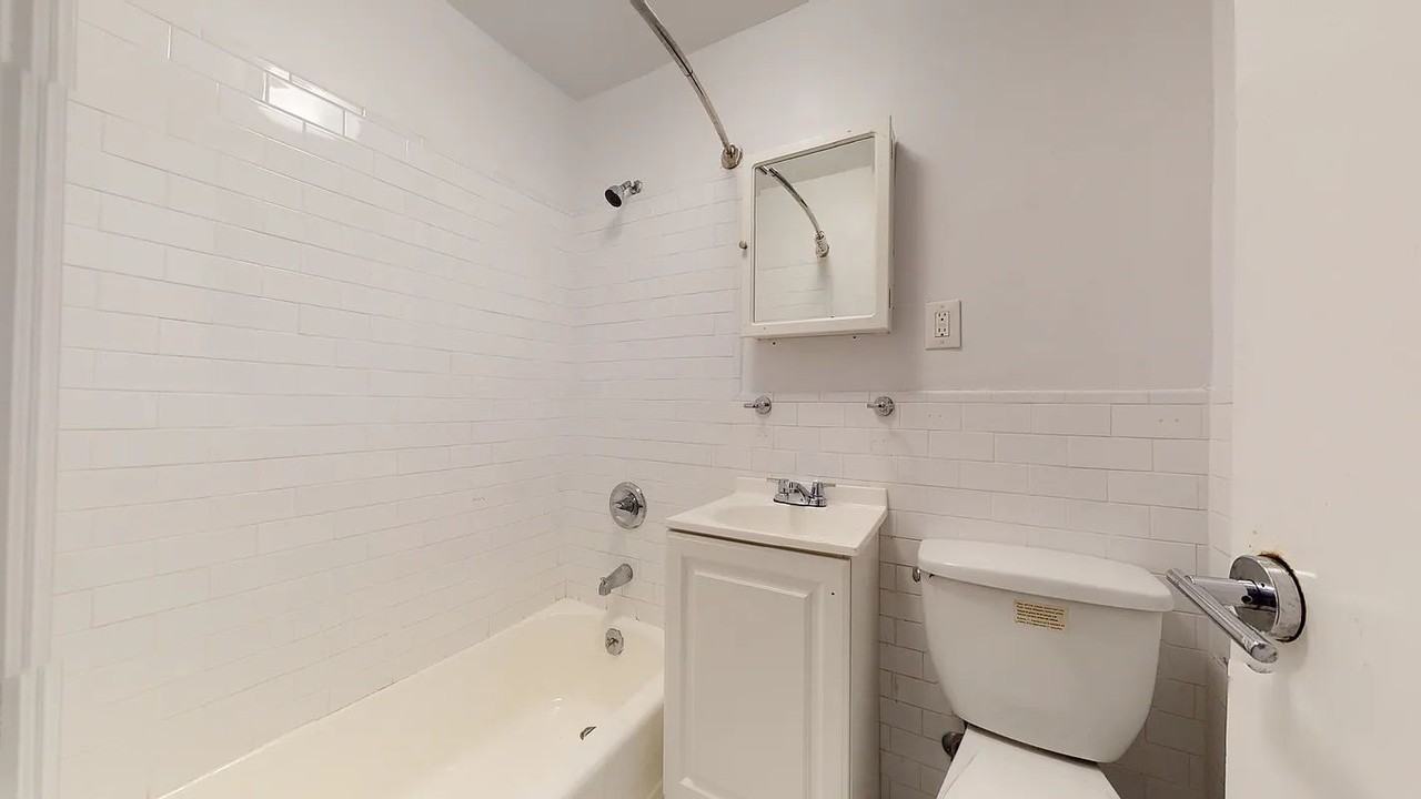 E 61st St #4A - Photo 3 of 3