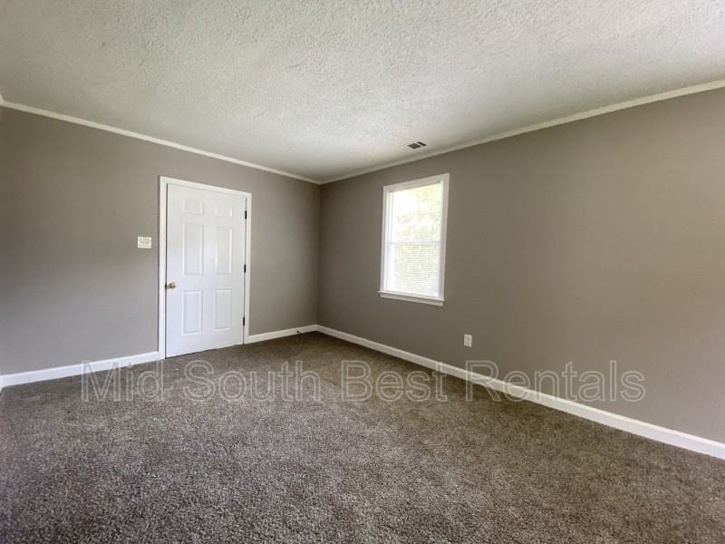 2538 Dwight Cv - Photo 2 of 8