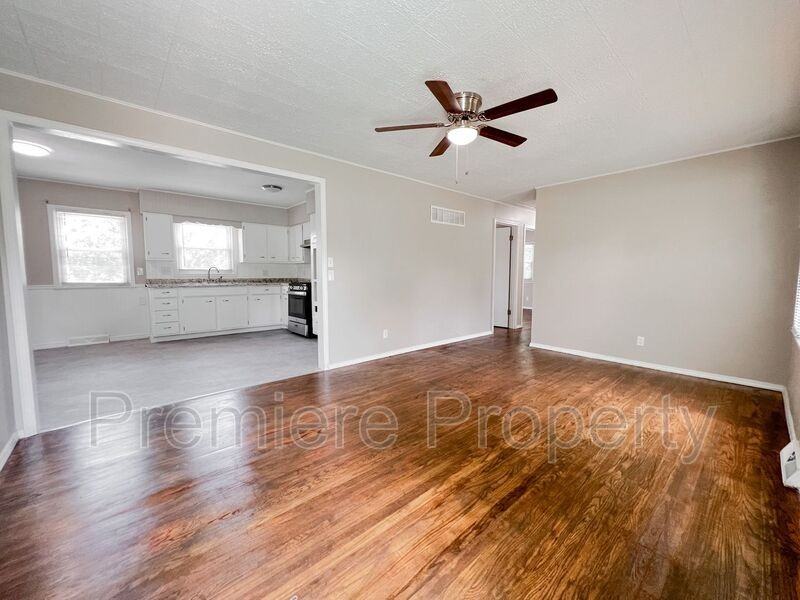 3437 N Poplar Ave - Photo 2 of 12