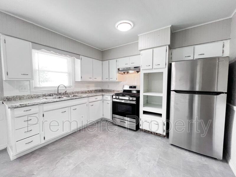 3437 N Poplar Ave - Photo 3 of 12