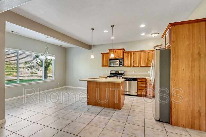 822 Spring Pond Dr - Photo 3 of 34