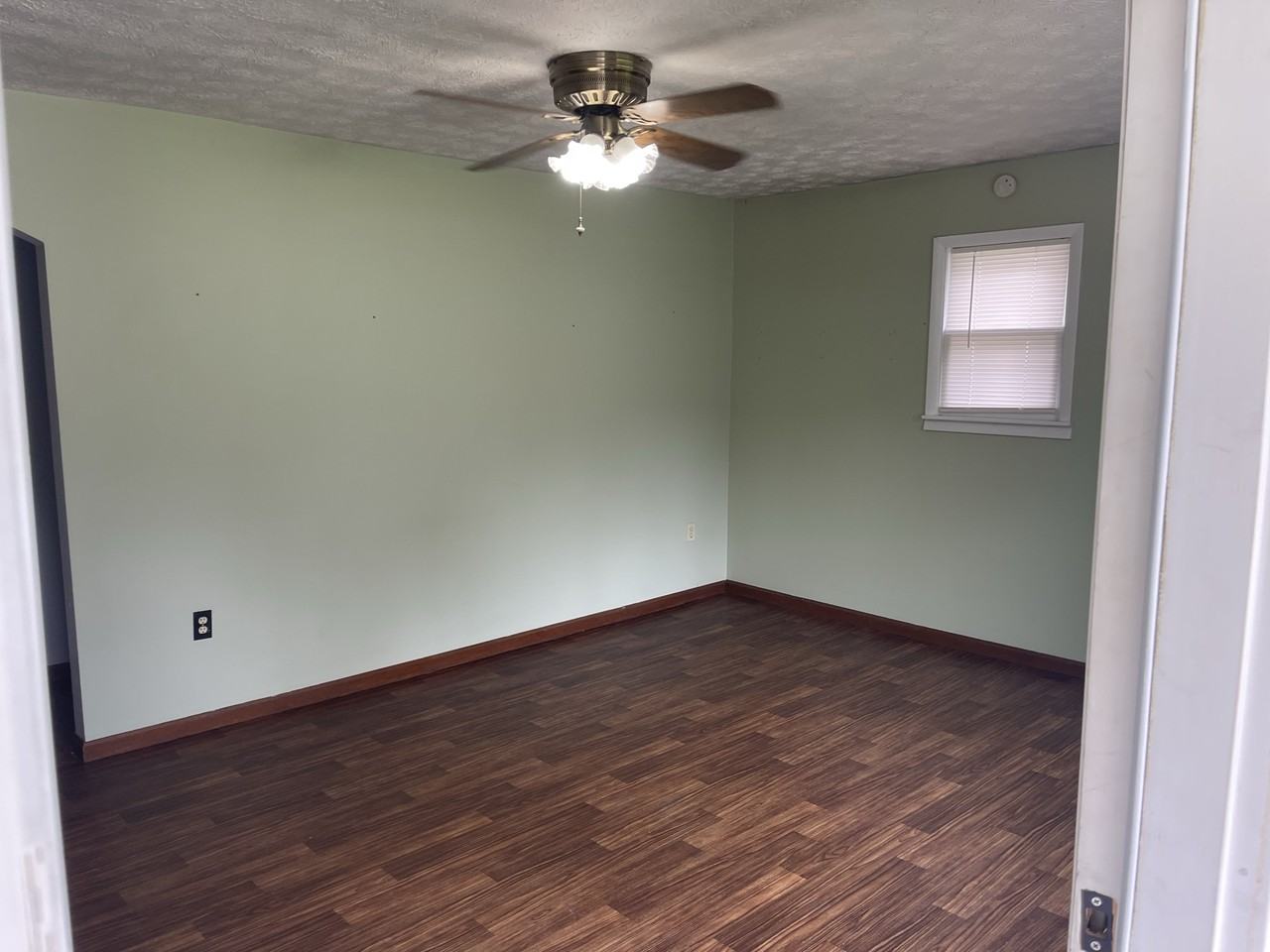 401 Beech St - Photo 2 of 13