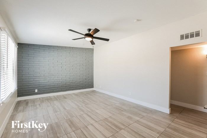 5512 S Hazelton Ln - Photo 3 of 15