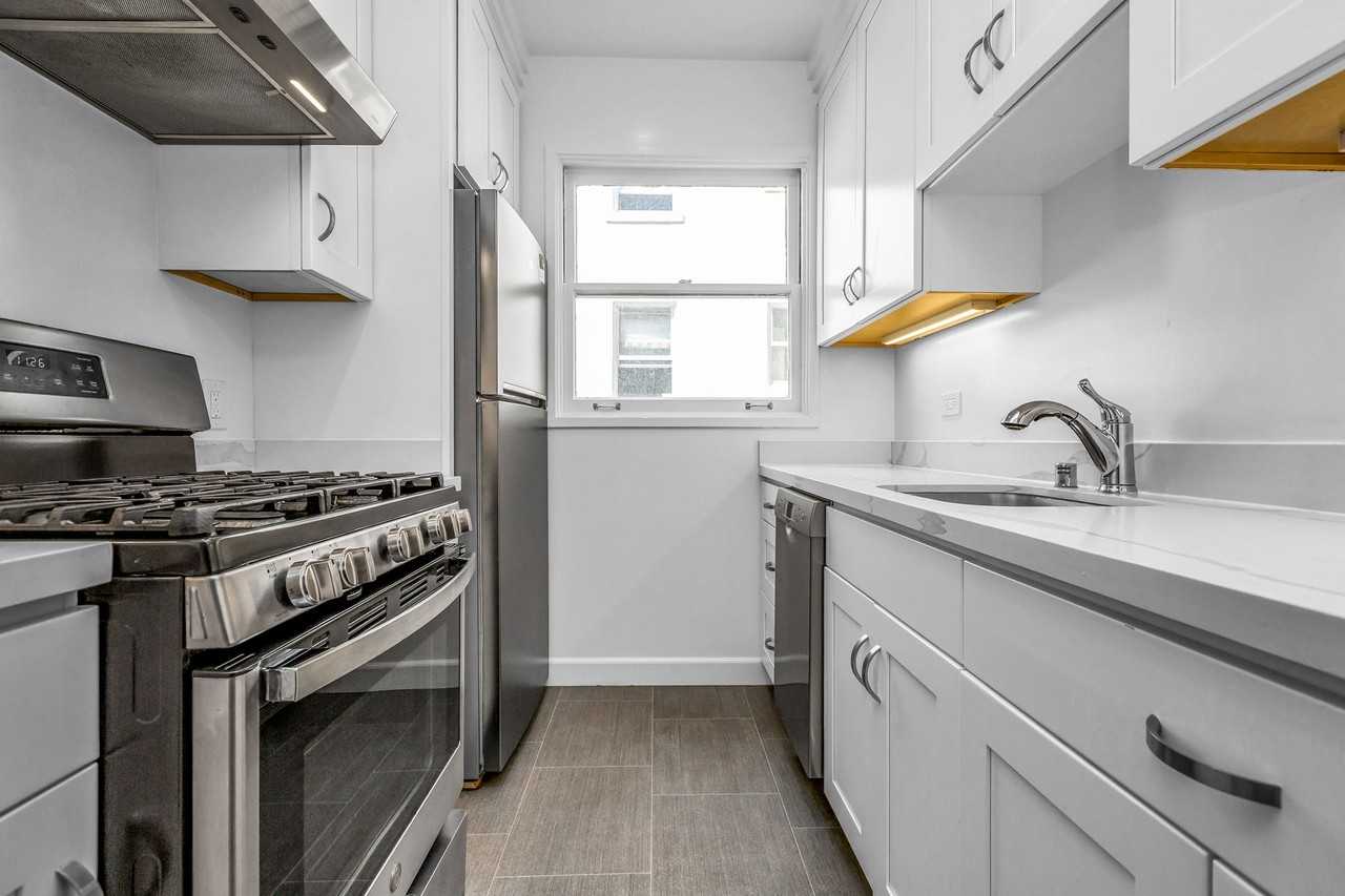 1221 Greenwich - Photo 3 of 11