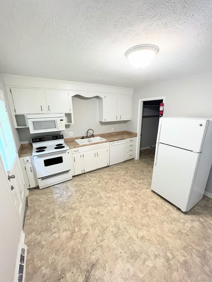 1039 Oakmont Cir #1 - Photo 2 of 9