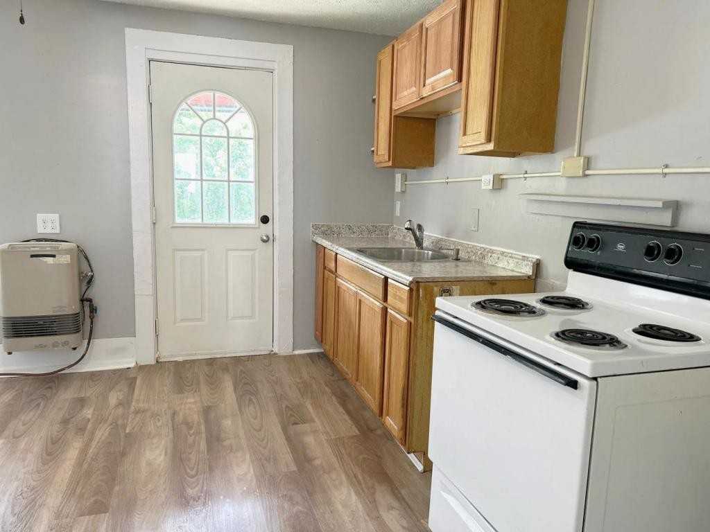 171 Oak St Apt 2r - Photo 2 of 7