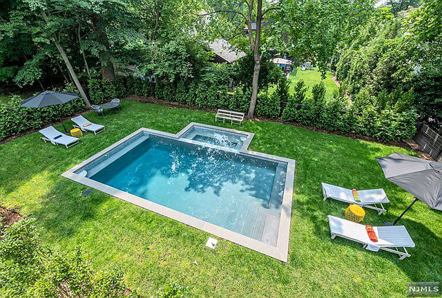 474 Haworth Ave - Photo 3 of 22