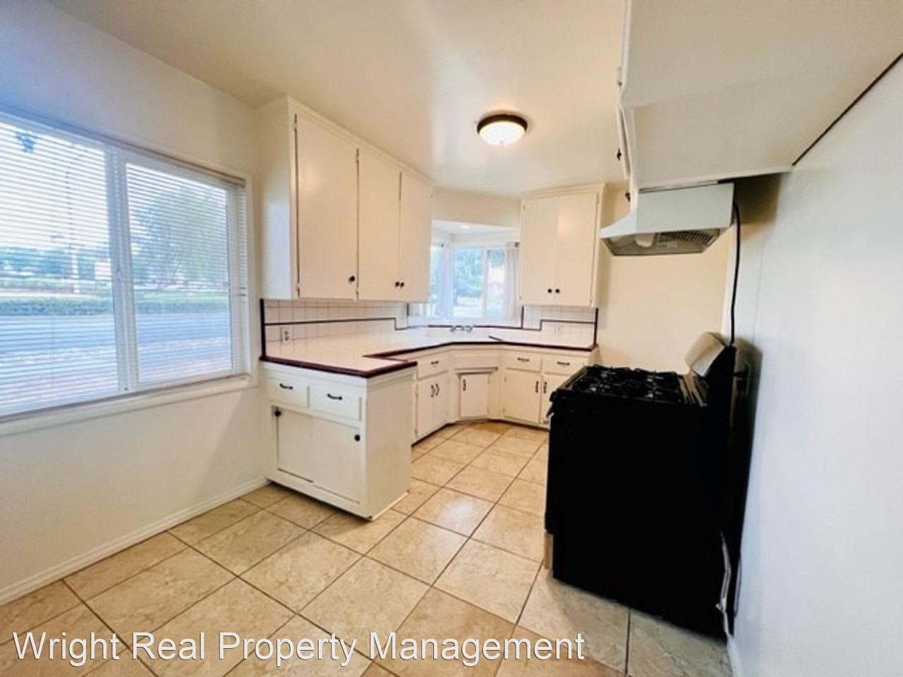 303 Carleton Ave - Photo 3 of 8