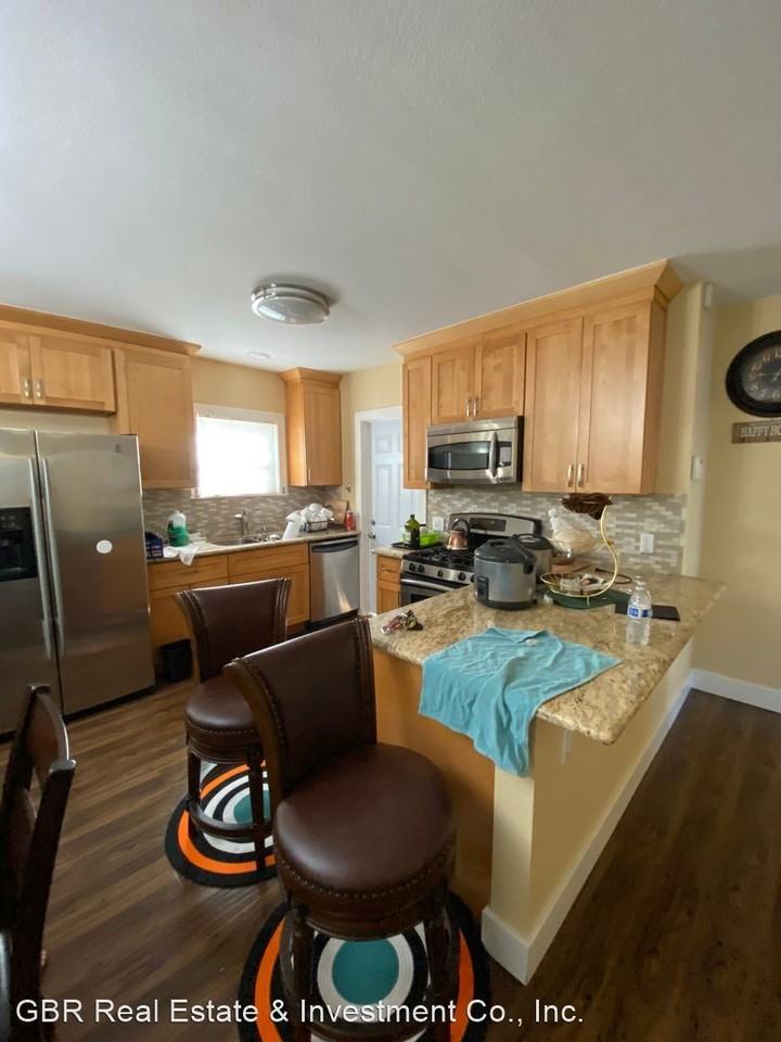 2540 27th St - Photo 2 of 14