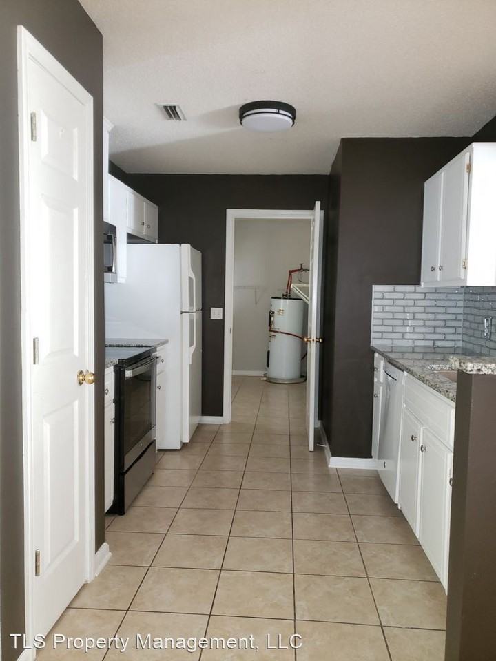 202 Bougainvillea Cir - Photo 2 of 11