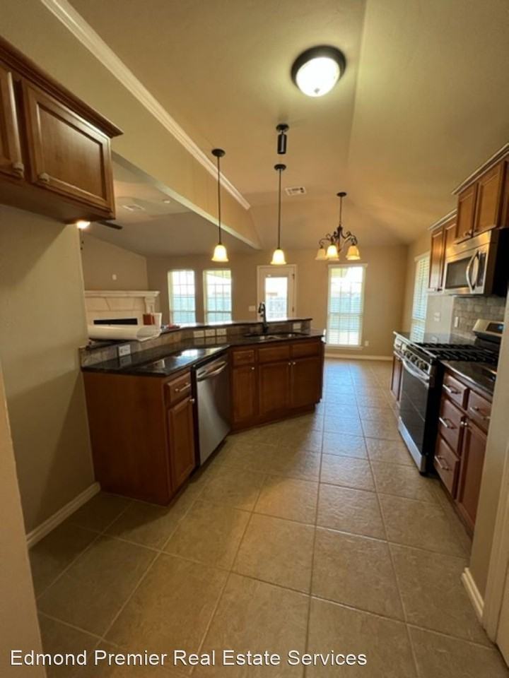 11600 Sw 10th St - Photo 3 of 15