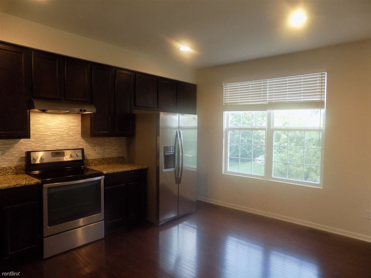 28082 Hewes Ln - Photo 3 of 15