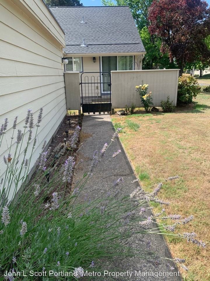 220 Ne Village Squire Ave #1 - Photo 3 of 20