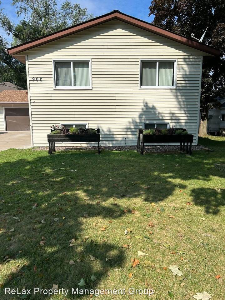 902 Cedar Dr - Photo 2 of 27