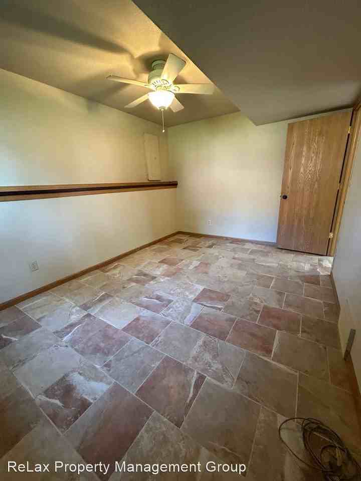 902 Cedar Dr - Photo 3 of 27