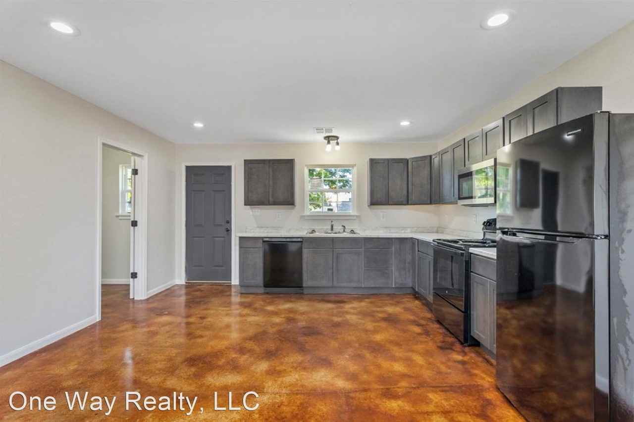 Beautiful and Spacious 3/2 North LC - Photo 3 of 14