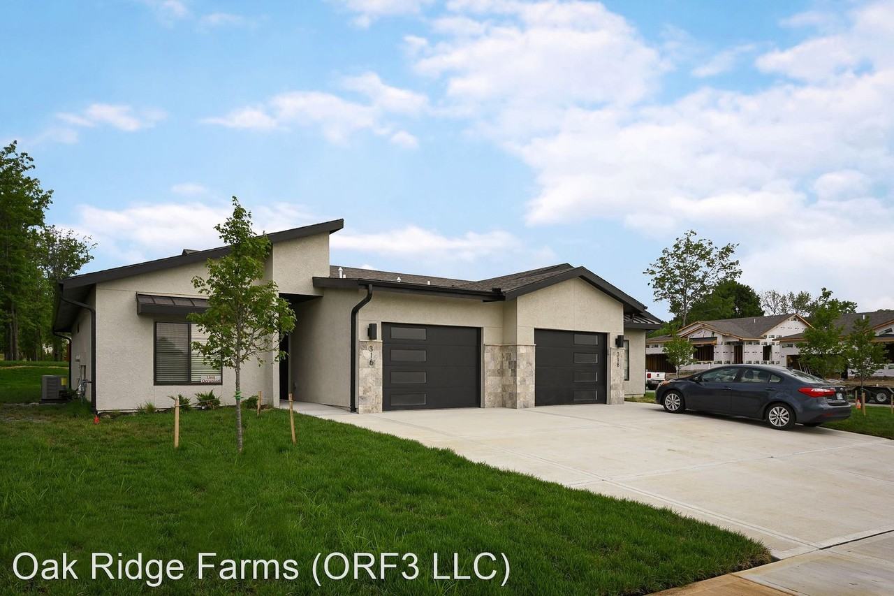 Twin Villa Single Car Garage Apartments 228 & 230 E. Pine St, Raymore