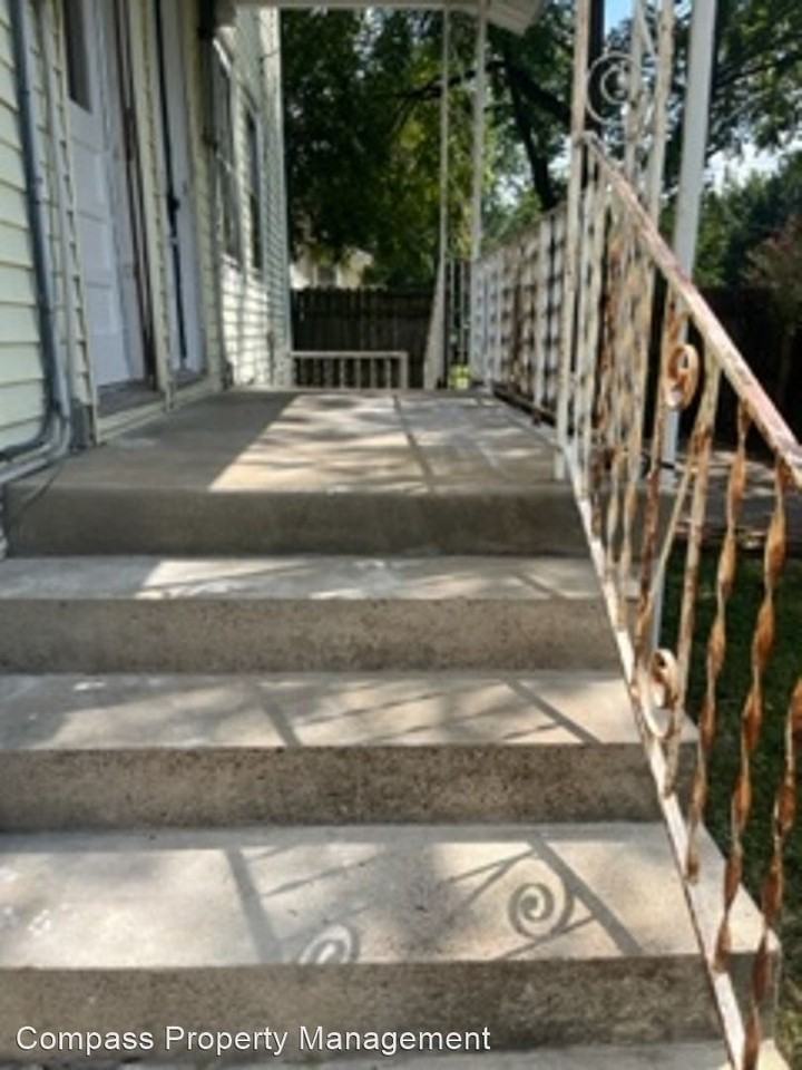 1502 Berry St - Photo 3 of 32