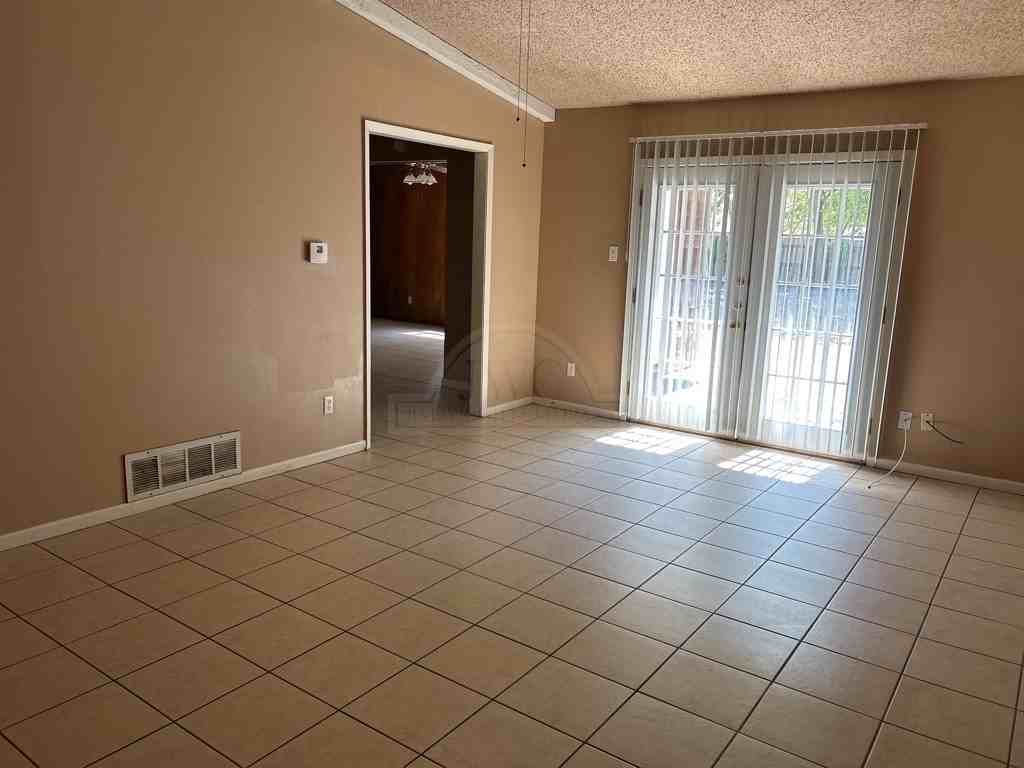 2404 Carnation Dr - Photo 3 of 25