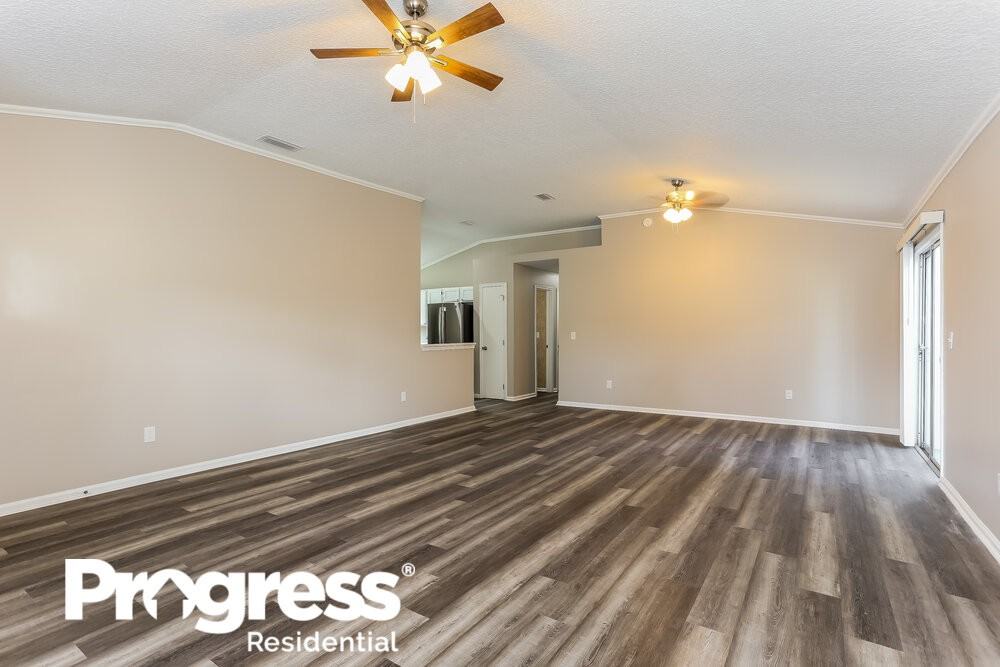 3030 Caroline Crest Dr E - Photo 3 of 16