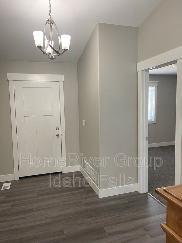 611 Lincoln St - Photo 3 of 26