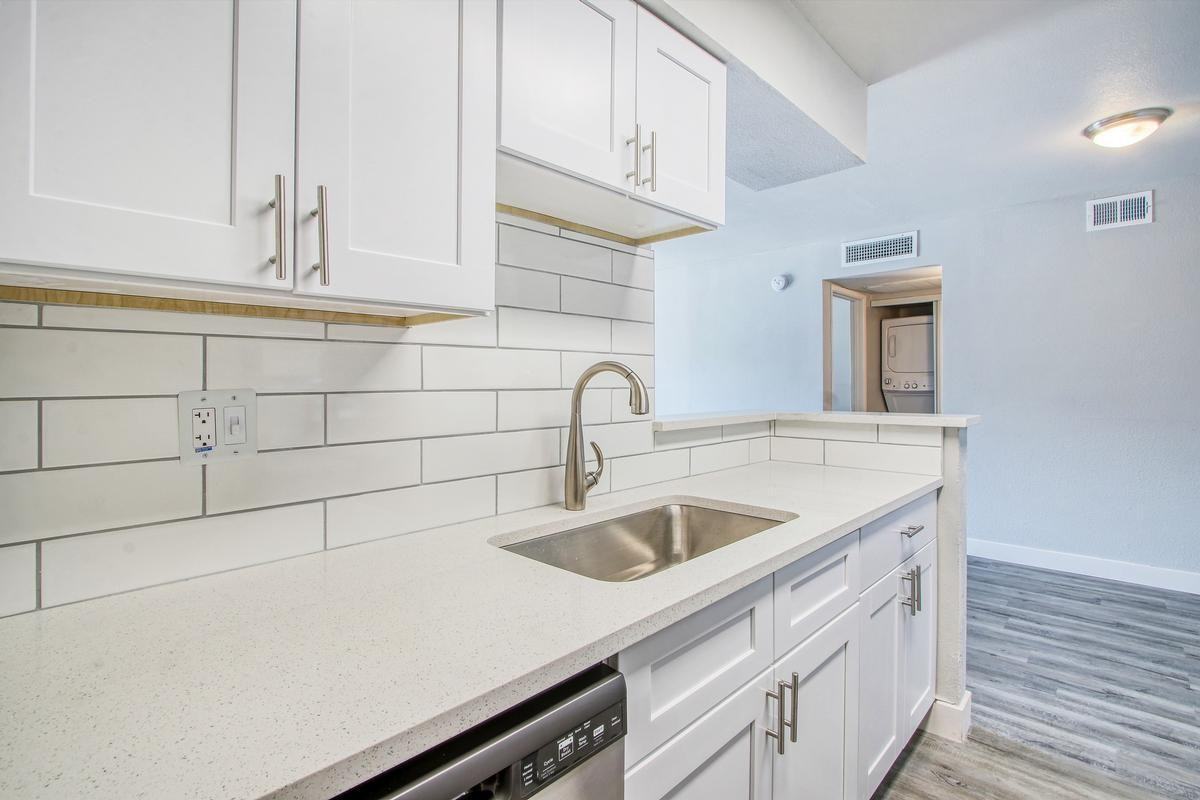 2107 W Broadway Rd - Photo 2 of 10