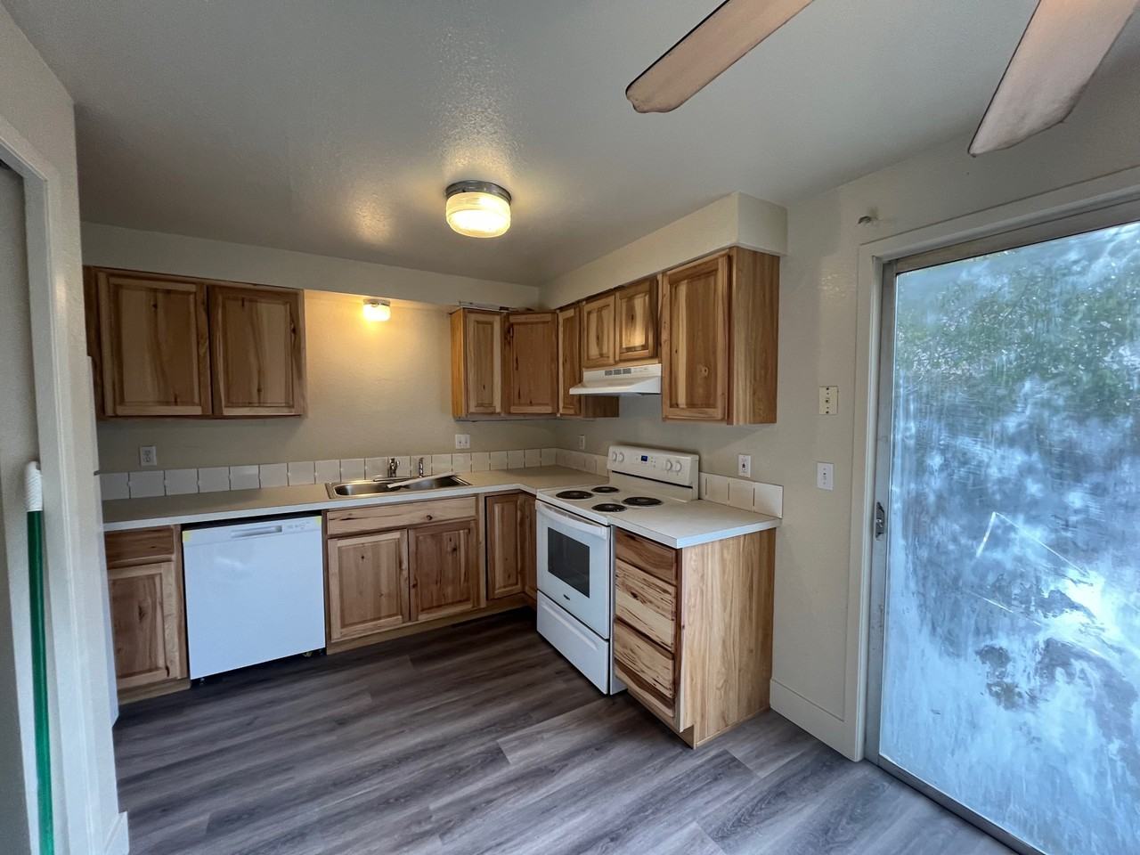 203 E Bird Ave #B - Photo 2 of 9