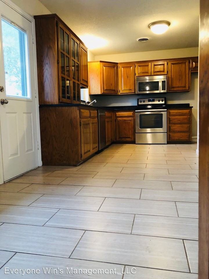 2323 Ridgewood St - Photo 2 of 7