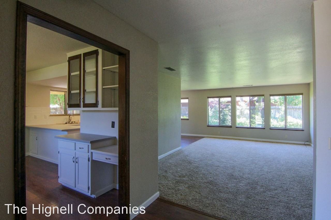 1147 Pineland Dr - Photo 2 of 26