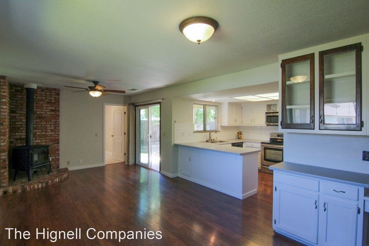1147 Pineland Dr - Photo 3 of 26